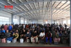 طالبان: ۴۰۸ زندانی افغان از ایران به افغانستان منتقل شدند خبرگزاری بانو:سفارت طالبان در تهران اعلام کرده است که ۴۰۸ زندانی افغان پس از تثبیت هویت، از زندان‌های ایران به افغانستان منتقل شده‌اند. این سفارت روز پنج‌شنبه، ۲۱ جوزا، در خبرنامه‌ای اعلام کرد که روند انتقال این زندانیان با هدایت وزارت امور خارجه طالبان انجام شده و در روزهای آینده نیز ادامه خواهد یافت. سخنگوی اداره تنظیم امور زندان‌های طالبان گفته است که این زندانیان روز چهارشنبه به افغانستان منتقل شدند و در میان آنان یک زن نیز حضور دارد. آمار دقیق زندانیان افغان در ایران به‌صورت رسمی منتشر نشده است، اما طالبان به‌طور دوره‌ای از انتقال گروه‌هایی از زندانیان افغان از ایران به کشور خبر می‌دهد. این روند در سال‌های اخیر و در چارچوب توافقات میان تهران و طالبان به‌گونه مستمر ادامه داشته است. اداره تنظیم امور زندان‌های طالبان پیش‌تر در ۱۴ ثور اعلام کرده بود که از زمان بازگشت این گروه به قدرت در اسد ۱۴۰۰ تاکنون، حدود دو هزار زندانی افغان از ایران به افغانستان منتقل شده‌اند. به گفته مقام‌های طالبان، بخشی از این افراد پس از سپری کردن دوره محکومیت خود آزاد شده‌اند و شماری دیگر همچنان در زندان‌های افغانستان نگهداری می‌شوند. بر اساس این روند، جمهوری اسلامی ایران زندانیان افغان را پس از انتقال، به اداره تنظیم امور زندان‌های طالبان تحویل می‌دهد. در سال‌های اخیر، مقام‌های ایران و طالبان بارها درباره انتقال زندانیان افغان از زندان‌های ایران گفت‌وگو کرده‌اند. با این حال، نهادهای حقوق بشری نسبت به وضعیت برخی از افراد منتقل‌شده ابراز نگرانی کرده و هشدار داده‌اند که ممکن است برخی از آنان به دلیل گرایش‌های سیاسی یا ارتباط با گروه‌های مخالف طالبان، در معرض بازداشت خودسرانه، بدرفتاری یا سایر موارد نقض حقوق بشر قرار گیرند. جمهوری اسلامی ایران نیز بارها تأکید کرده است که برای تسریع روند انتقال زندانیان افغان به کشورشان همکاری و تلاش می‌کند.