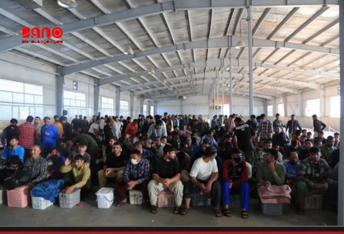 طالبان: ۴۰۸ زندانی افغان از ایران به افغانستان منتقل شدند خبرگزاری بانو:سفارت طالبان در تهران اعلام کرده است که ۴۰۸ زندانی افغان پس از تثبیت هویت، از زندان‌های ایران به افغانستان منتقل شده‌اند. این سفارت روز پنج‌شنبه، ۲۱ جوزا، در خبرنامه‌ای اعلام کرد که روند انتقال این زندانیان با هدایت وزارت امور خارجه طالبان انجام شده و در روزهای آینده نیز ادامه خواهد یافت. سخنگوی اداره تنظیم امور زندان‌های طالبان گفته است که این زندانیان روز چهارشنبه به افغانستان منتقل شدند و در میان آنان یک زن نیز حضور دارد. آمار دقیق زندانیان افغان در ایران به‌صورت رسمی منتشر نشده است، اما طالبان به‌طور دوره‌ای از انتقال گروه‌هایی از زندانیان افغان از ایران به کشور خبر می‌دهد. این روند در سال‌های اخیر و در چارچوب توافقات میان تهران و طالبان به‌گونه مستمر ادامه داشته است. اداره تنظیم امور زندان‌های طالبان پیش‌تر در ۱۴ ثور اعلام کرده بود که از زمان بازگشت این گروه به قدرت در اسد ۱۴۰۰ تاکنون، حدود دو هزار زندانی افغان از ایران به افغانستان منتقل شده‌اند. به گفته مقام‌های طالبان، بخشی از این افراد پس از سپری کردن دوره محکومیت خود آزاد شده‌اند و شماری دیگر همچنان در زندان‌های افغانستان نگهداری می‌شوند. بر اساس این روند، جمهوری اسلامی ایران زندانیان افغان را پس از انتقال، به اداره تنظیم امور زندان‌های طالبان تحویل می‌دهد. در سال‌های اخیر، مقام‌های ایران و طالبان بارها درباره انتقال زندانیان افغان از زندان‌های ایران گفت‌وگو کرده‌اند. با این حال، نهادهای حقوق بشری نسبت به وضعیت برخی از افراد منتقل‌شده ابراز نگرانی کرده و هشدار داده‌اند که ممکن است برخی از آنان به دلیل گرایش‌های سیاسی یا ارتباط با گروه‌های مخالف طالبان، در معرض بازداشت خودسرانه، بدرفتاری یا سایر موارد نقض حقوق بشر قرار گیرند. جمهوری اسلامی ایران نیز بارها تأکید کرده است که برای تسریع روند انتقال زندانیان افغان به کشورشان همکاری و تلاش می‌کند.