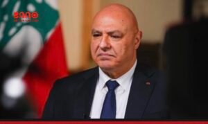 رئیس‌جمهور لبنان: ایران از لبنان به‌عنوان ابزار چانه‌زنی در مذاکرات با امریکا استفاده می‌کند خبرگزاری بانو: جوزف عون، رئیس‌جمهور لبنان، در یکی از صریح‌ترین اظهارات خود علیه ایران و حزب‌الله، تهران را متهم کرده است که از لبنان به‌عنوان ابزاری برای پیشبرد منافع خود در مذاکرات با ایالات متحده استفاده می‌کند. عون در گفت‌وگو با شبکه سی‌ان‌ان گفته است که مردم لبنان بهای منافع ایران را می‌پردازند و از ادامه جنگ میان اسرائیل و حزب‌الله خسته شده‌اند. رئیس‌جمهور لبنان افزوده است: «ایران از لبنان به‌عنوان یک ابزار چانه‌زنی در مذاکرات خود با ایالات متحده استفاده می‌کند و این موضوع برای ما قابل قبول نیست.» این اظهارات در حالی مطرح می‌شود که درگیری‌ها میان اسرائیل و حزب‌الله همچنان ادامه دارد و تلاش‌های دیپلماتیک برای دستیابی به آتش‌بس در جریان است. حزب‌الله، گروه شیعه مورد حمایت ایران، از دهه ۱۹۸۰ میلادی نقش پررنگی در تحولات سیاسی و امنیتی لبنان داشته است. این گروه در ماه‌های اخیر در حمایت از ایران وارد رویارویی مستقیم با اسرائیل شده و دامنه درگیری‌ها را گسترش داده است. جوزف عون که پیش از رسیدن به مقام ریاست‌جمهوری فرمانده ارتش لبنان بود، از زمان انتخابش بر ضرورت خلع سلاح مسالمت‌آمیز حزب‌الله و تقویت حاکمیت دولت لبنان تأکید کرده است. در همین حال، طرح آتش‌بسی که با میانجی‌گری ایالات متحده میان مقام‌های لبنان و اسرائیل مورد بحث قرار گرفته، با مخالفت حزب‌الله روبه‌رو شده است. این طرح شامل توقف حملات و عقب‌نشینی نیروهای حزب‌الله از مناطق جنوبی لبنان است. نعیم قاسم، رهبر حزب‌الله، روز پنج‌شنبه اعلام کرد که این گروه مذاکرات مستقیم میان لبنان و اسرائیل را نمی‌پذیرد و بخش بزرگی از مردم لبنان نیز با آن مخالف هستند. اما جوزف عون در واکنش به این اظهارات تأکید کرده است که حزب‌الله نمی‌تواند به نمایندگی از همه مردم لبنان سخن بگوید. براساس گزارش مقام‌های لبنانی، از زمان تشدید درگیری‌ها در ماه مارچ تاکنون هزاران نفر در لبنان کشته و حدود ۱.۲ میلیون تن آواره شده‌اند. همچنین بخش‌هایی از جنوب لبنان همچنان در کنترل نیروهایی اسراییلی قرار دارد