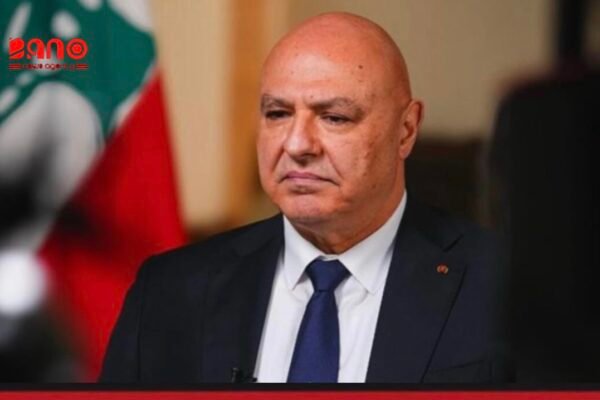 رئیس‌جمهور لبنان: ایران از لبنان به‌عنوان ابزار چانه‌زنی در مذاکرات با امریکا استفاده می‌کند خبرگزاری بانو: جوزف عون، رئیس‌جمهور لبنان، در یکی از صریح‌ترین اظهارات خود علیه ایران و حزب‌الله، تهران را متهم کرده است که از لبنان به‌عنوان ابزاری برای پیشبرد منافع خود در مذاکرات با ایالات متحده استفاده می‌کند. عون در گفت‌وگو با شبکه سی‌ان‌ان گفته است که مردم لبنان بهای منافع ایران را می‌پردازند و از ادامه جنگ میان اسرائیل و حزب‌الله خسته شده‌اند. رئیس‌جمهور لبنان افزوده است: «ایران از لبنان به‌عنوان یک ابزار چانه‌زنی در مذاکرات خود با ایالات متحده استفاده می‌کند و این موضوع برای ما قابل قبول نیست.» این اظهارات در حالی مطرح می‌شود که درگیری‌ها میان اسرائیل و حزب‌الله همچنان ادامه دارد و تلاش‌های دیپلماتیک برای دستیابی به آتش‌بس در جریان است. حزب‌الله، گروه شیعه مورد حمایت ایران، از دهه ۱۹۸۰ میلادی نقش پررنگی در تحولات سیاسی و امنیتی لبنان داشته است. این گروه در ماه‌های اخیر در حمایت از ایران وارد رویارویی مستقیم با اسرائیل شده و دامنه درگیری‌ها را گسترش داده است. جوزف عون که پیش از رسیدن به مقام ریاست‌جمهوری فرمانده ارتش لبنان بود، از زمان انتخابش بر ضرورت خلع سلاح مسالمت‌آمیز حزب‌الله و تقویت حاکمیت دولت لبنان تأکید کرده است. در همین حال، طرح آتش‌بسی که با میانجی‌گری ایالات متحده میان مقام‌های لبنان و اسرائیل مورد بحث قرار گرفته، با مخالفت حزب‌الله روبه‌رو شده است. این طرح شامل توقف حملات و عقب‌نشینی نیروهای حزب‌الله از مناطق جنوبی لبنان است. نعیم قاسم، رهبر حزب‌الله، روز پنج‌شنبه اعلام کرد که این گروه مذاکرات مستقیم میان لبنان و اسرائیل را نمی‌پذیرد و بخش بزرگی از مردم لبنان نیز با آن مخالف هستند. اما جوزف عون در واکنش به این اظهارات تأکید کرده است که حزب‌الله نمی‌تواند به نمایندگی از همه مردم لبنان سخن بگوید. براساس گزارش مقام‌های لبنانی، از زمان تشدید درگیری‌ها در ماه مارچ تاکنون هزاران نفر در لبنان کشته و حدود ۱.۲ میلیون تن آواره شده‌اند. همچنین بخش‌هایی از جنوب لبنان همچنان در کنترل نیروهایی اسراییلی قرار دارد
