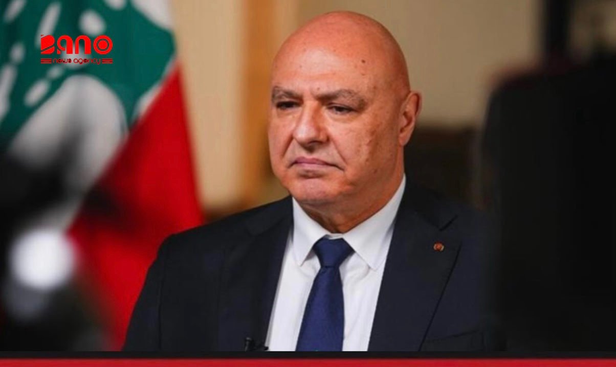 رئیس‌جمهور لبنان: ایران از لبنان به‌عنوان ابزار چانه‌زنی در مذاکرات با امریکا استفاده می‌کند خبرگزاری بانو: جوزف عون، رئیس‌جمهور لبنان، در یکی از صریح‌ترین اظهارات خود علیه ایران و حزب‌الله، تهران را متهم کرده است که از لبنان به‌عنوان ابزاری برای پیشبرد منافع خود در مذاکرات با ایالات متحده استفاده می‌کند. عون در گفت‌وگو با شبکه سی‌ان‌ان گفته است که مردم لبنان بهای منافع ایران را می‌پردازند و از ادامه جنگ میان اسرائیل و حزب‌الله خسته شده‌اند. رئیس‌جمهور لبنان افزوده است: «ایران از لبنان به‌عنوان یک ابزار چانه‌زنی در مذاکرات خود با ایالات متحده استفاده می‌کند و این موضوع برای ما قابل قبول نیست.» این اظهارات در حالی مطرح می‌شود که درگیری‌ها میان اسرائیل و حزب‌الله همچنان ادامه دارد و تلاش‌های دیپلماتیک برای دستیابی به آتش‌بس در جریان است. حزب‌الله، گروه شیعه مورد حمایت ایران، از دهه ۱۹۸۰ میلادی نقش پررنگی در تحولات سیاسی و امنیتی لبنان داشته است. این گروه در ماه‌های اخیر در حمایت از ایران وارد رویارویی مستقیم با اسرائیل شده و دامنه درگیری‌ها را گسترش داده است. جوزف عون که پیش از رسیدن به مقام ریاست‌جمهوری فرمانده ارتش لبنان بود، از زمان انتخابش بر ضرورت خلع سلاح مسالمت‌آمیز حزب‌الله و تقویت حاکمیت دولت لبنان تأکید کرده است. در همین حال، طرح آتش‌بسی که با میانجی‌گری ایالات متحده میان مقام‌های لبنان و اسرائیل مورد بحث قرار گرفته، با مخالفت حزب‌الله روبه‌رو شده است. این طرح شامل توقف حملات و عقب‌نشینی نیروهای حزب‌الله از مناطق جنوبی لبنان است. نعیم قاسم، رهبر حزب‌الله، روز پنج‌شنبه اعلام کرد که این گروه مذاکرات مستقیم میان لبنان و اسرائیل را نمی‌پذیرد و بخش بزرگی از مردم لبنان نیز با آن مخالف هستند. اما جوزف عون در واکنش به این اظهارات تأکید کرده است که حزب‌الله نمی‌تواند به نمایندگی از همه مردم لبنان سخن بگوید. براساس گزارش مقام‌های لبنانی، از زمان تشدید درگیری‌ها در ماه مارچ تاکنون هزاران نفر در لبنان کشته و حدود ۱.۲ میلیون تن آواره شده‌اند. همچنین بخش‌هایی از جنوب لبنان همچنان در کنترل نیروهایی اسراییلی قرار دارد