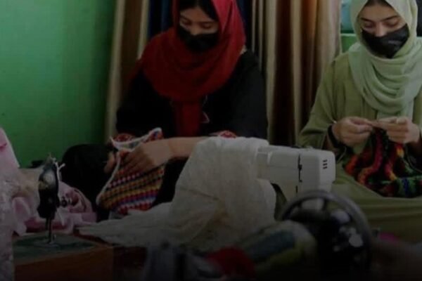 اتحادیه اروپا بر توانمندسازی زنان و دختران در بدخشان تأکید کرد خبرگزاری بانو : اتحادیه اروپا اعلام کرده است که توانمندسازی زنان و دختران افغانستان یکی از محورهای اساسی برنامه‌های کمک‌رسانی این اتحادیه به شمار می‌رود و در راستای تقویت مهارت‌ها و ایجاد فرصت‌های اقتصادی برای زنان در ولایت بدخشان همکاری می‌کند. این اتحادیه روز شنبه، ۳۰ جوزا، در گزارشی گفت که این برنامه‌ها با همکاری نهادهای همکار، از جمله برنامه توسعه سازمان ملل متحد (UNDP)، در حال اجرا است. براساس این گزارش، هدف از اجرای این طرح‌ها ارتقای مهارت‌های حرفه‌ای، افزایش ظرفیت‌های فردی و فراهم‌سازی زمینه‌های بیشتر برای مشارکت اقتصادی زنان و دختران در بدخشان عنوان شده است. اتحادیه اروپا تأکید کرده که حضور و مشارکت زنان در فعالیت‌های اقتصادی و اجتماعی بخش مهمی از برنامه‌های بشردوستانه و توسعه‌ای این نهاد در افغانستان را تشکیل می‌دهد. این در حالی است که محدودیت‌های گسترده بر آموزش، اشتغال و حضور اجتماعی زنان و دختران در افغانستان همچنان ادامه دارد و نهادهای بین‌المللی بارها خواستار رفع این محدودیت ‌ها شده‌اند.