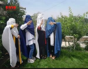طالبان محدودیت‌های تازه‌ای بر حجاب زنان اعمال کرده است خبرگزاری بانو: گزارش‌ها از ولایت هرات حاکی است که طالبان در ادامه محدودیت‌های وضع‌شده بر زنان، دستورهای تازه‌ای درباره رعایت حجاب صادر کرده‌اند. بر اساس این گزارش‌ها، به نهادهای محلی و مذهبی ابلاغ شده است که زنان و دخترانی که حجاب مورد نظر این گروه را رعایت نکنند، با برخورد قانونی و احتمال بازداشت روبه‌رو خواهند شد. بر بنیاد اسنادی که در شبکه‌های اجتماعی منتشر شده و همچنین اظهارات شماری از باشندگان هرات، طالبان این دستورها را در نشست‌هایی با مسئولان محلی و از طریق منابر مساجد به مردم ابلاغ کرده‌اند. در متن ابلاغیه‌ای که به طالبان نسبت داده شده، بر رعایت حجاب مورد نظر این گروه تأکید شده و هشدار داده شده است که زنان بدون پوشش مورد تأیید طالبان نباید در اماکن عمومی حضور یابند. همچنین در این دستور به برخی احکام و فرمان‌های پیشین رهبر طالبان درباره حجاب زنان استناد شده است. شماری از زنان و دختران در هرات نسبت به پیامدهای این دستورها ابراز نگرانی کرده‌اند. آنان می‌گویند که محدودیت‌های تازه، حضور اجتماعی زنان را بیش از پیش دشوار می‌سازد و در شرایط گرمای هوا، استفاده هم‌زمان از پوشش‌های مورد نظر طالبان مشکلات زیادی برای آنان ایجاد کرده است. برخی از باشندگان هرات نیز مدعی‌اند که این دستورها در نماز جمعه از سوی شماری از امامان مساجد به مردم اعلام شده و درباره پیامدهای عدم رعایت آن هشدار داده شده است. با این حال، مقام‌های طالبان در هرات تاکنون جزئیات رسمی بیشتری درباره نحوه اجرای این دستورها منتشر نکرده‌اند. این تحولات در حالی رخ می‌دهد که محدودیت‌های طالبان علیه زنان و دختران افغانستان در سال‌های اخیر همواره با واکنش نهادهای حقوق بشری و سازمان‌های بین‌المللی روبه‌رو بوده است. بر اساس قانون امر به معروف و نهی از منکر طالبان، محدودیت‌های گسترده‌ای بر نحوه حضور زنان در اجتماع، پوشش، سفر و فعالیت‌های روزمره آنان وضع شده است؛ موضوعی که بارها از سوی نهادهای مدافع حقوق بشر مورد انتقاد قرار گرفته است. همچنین پیش از این، دیوان کیفری بین‌المللی اعلام کرده بود که پرونده‌هایی در ارتباط با اتهام آزار و تبعیض مبتنی بر جنسیت علیه زنان در افغانستان تحت بررسی قرار داده است