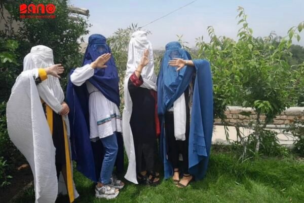 طالبان محدودیت‌های تازه‌ای بر حجاب زنان اعمال کرده است خبرگزاری بانو: گزارش‌ها از ولایت هرات حاکی است که طالبان در ادامه محدودیت‌های وضع‌شده بر زنان، دستورهای تازه‌ای درباره رعایت حجاب صادر کرده‌اند. بر اساس این گزارش‌ها، به نهادهای محلی و مذهبی ابلاغ شده است که زنان و دخترانی که حجاب مورد نظر این گروه را رعایت نکنند، با برخورد قانونی و احتمال بازداشت روبه‌رو خواهند شد. بر بنیاد اسنادی که در شبکه‌های اجتماعی منتشر شده و همچنین اظهارات شماری از باشندگان هرات، طالبان این دستورها را در نشست‌هایی با مسئولان محلی و از طریق منابر مساجد به مردم ابلاغ کرده‌اند. در متن ابلاغیه‌ای که به طالبان نسبت داده شده، بر رعایت حجاب مورد نظر این گروه تأکید شده و هشدار داده شده است که زنان بدون پوشش مورد تأیید طالبان نباید در اماکن عمومی حضور یابند. همچنین در این دستور به برخی احکام و فرمان‌های پیشین رهبر طالبان درباره حجاب زنان استناد شده است. شماری از زنان و دختران در هرات نسبت به پیامدهای این دستورها ابراز نگرانی کرده‌اند. آنان می‌گویند که محدودیت‌های تازه، حضور اجتماعی زنان را بیش از پیش دشوار می‌سازد و در شرایط گرمای هوا، استفاده هم‌زمان از پوشش‌های مورد نظر طالبان مشکلات زیادی برای آنان ایجاد کرده است. برخی از باشندگان هرات نیز مدعی‌اند که این دستورها در نماز جمعه از سوی شماری از امامان مساجد به مردم اعلام شده و درباره پیامدهای عدم رعایت آن هشدار داده شده است. با این حال، مقام‌های طالبان در هرات تاکنون جزئیات رسمی بیشتری درباره نحوه اجرای این دستورها منتشر نکرده‌اند. این تحولات در حالی رخ می‌دهد که محدودیت‌های طالبان علیه زنان و دختران افغانستان در سال‌های اخیر همواره با واکنش نهادهای حقوق بشری و سازمان‌های بین‌المللی روبه‌رو بوده است. بر اساس قانون امر به معروف و نهی از منکر طالبان، محدودیت‌های گسترده‌ای بر نحوه حضور زنان در اجتماع، پوشش، سفر و فعالیت‌های روزمره آنان وضع شده است؛ موضوعی که بارها از سوی نهادهای مدافع حقوق بشر مورد انتقاد قرار گرفته است. همچنین پیش از این، دیوان کیفری بین‌المللی اعلام کرده بود که پرونده‌هایی در ارتباط با اتهام آزار و تبعیض مبتنی بر جنسیت علیه زنان در افغانستان تحت بررسی قرار داده است
