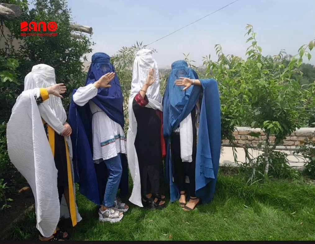 طالبان محدودیت‌های تازه‌ای بر حجاب زنان اعمال کرده است خبرگزاری بانو: گزارش‌ها از ولایت هرات حاکی است که طالبان در ادامه محدودیت‌های وضع‌شده بر زنان، دستورهای تازه‌ای درباره رعایت حجاب صادر کرده‌اند. بر اساس این گزارش‌ها، به نهادهای محلی و مذهبی ابلاغ شده است که زنان و دخترانی که حجاب مورد نظر این گروه را رعایت نکنند، با برخورد قانونی و احتمال بازداشت روبه‌رو خواهند شد. بر بنیاد اسنادی که در شبکه‌های اجتماعی منتشر شده و همچنین اظهارات شماری از باشندگان هرات، طالبان این دستورها را در نشست‌هایی با مسئولان محلی و از طریق منابر مساجد به مردم ابلاغ کرده‌اند. در متن ابلاغیه‌ای که به طالبان نسبت داده شده، بر رعایت حجاب مورد نظر این گروه تأکید شده و هشدار داده شده است که زنان بدون پوشش مورد تأیید طالبان نباید در اماکن عمومی حضور یابند. همچنین در این دستور به برخی احکام و فرمان‌های پیشین رهبر طالبان درباره حجاب زنان استناد شده است. شماری از زنان و دختران در هرات نسبت به پیامدهای این دستورها ابراز نگرانی کرده‌اند. آنان می‌گویند که محدودیت‌های تازه، حضور اجتماعی زنان را بیش از پیش دشوار می‌سازد و در شرایط گرمای هوا، استفاده هم‌زمان از پوشش‌های مورد نظر طالبان مشکلات زیادی برای آنان ایجاد کرده است. برخی از باشندگان هرات نیز مدعی‌اند که این دستورها در نماز جمعه از سوی شماری از امامان مساجد به مردم اعلام شده و درباره پیامدهای عدم رعایت آن هشدار داده شده است. با این حال، مقام‌های طالبان در هرات تاکنون جزئیات رسمی بیشتری درباره نحوه اجرای این دستورها منتشر نکرده‌اند. این تحولات در حالی رخ می‌دهد که محدودیت‌های طالبان علیه زنان و دختران افغانستان در سال‌های اخیر همواره با واکنش نهادهای حقوق بشری و سازمان‌های بین‌المللی روبه‌رو بوده است. بر اساس قانون امر به معروف و نهی از منکر طالبان، محدودیت‌های گسترده‌ای بر نحوه حضور زنان در اجتماع، پوشش، سفر و فعالیت‌های روزمره آنان وضع شده است؛ موضوعی که بارها از سوی نهادهای مدافع حقوق بشر مورد انتقاد قرار گرفته است. همچنین پیش از این، دیوان کیفری بین‌المللی اعلام کرده بود که پرونده‌هایی در ارتباط با اتهام آزار و تبعیض مبتنی بر جنسیت علیه زنان در افغانستان تحت بررسی قرار داده است