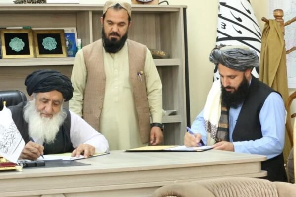 طالبان قرارداد بازسازی ۱۵ کیلومتر جاده سالنگ جنوبی را امضا کردند خبرگزاری بانو: وزارت فواید عامه طالبان اعلام کرده است که قرارداد بازسازی ۱۵ کیلومتر از جاده سالنگ جنوبی را به ارزش بیش از ۱.۲۵ میلیارد افغانی با یک شرکت خصوصی امضا کرده است. محمداشرف حق‌شناس، سخنگوی وزارت فواید عامه طالبان، روز سه‌شنبه ۲ سرطان اعلام کرد که قرارداد بازسازی ۱۵ کیلومتر از شاهراه سالنگ جنوبی با شرکت ساختمانی و سرک‌سازی «مبارز برکت‌زی» به امضا رسیده است. بر اساس این قرارداد، جاده از ساحه اولنگ تا سمت جبل‌السراج به طول ۱۵ کیلومتر و عرض ۱۲ متر آسفالت خواهد شد. همچنین ساخت پنج پلچک جدید، عریض‌سازی ۳۳ پلچک و احداث ۶۰۰ متر جویچه نیز شامل این پروژه است. ارزش این پروژه بیش از یک میلیارد و ۲۵۲ میلیون افغانی اعلام شده و قرارداد آن از سوی ملا محمدعیسی ثانی، وزیر فواید عامه طالبان، و مسئول شرکت پیمانکار امضا شده است. طالبان از سال ۱۴۰۱ روند بازسازی شاهراه و تونل‌های سالنگ را آغاز کرده‌اند، اما این پروژه‌ها تاکنون به طور کامل تکمیل نشده است.