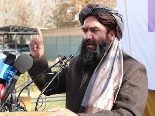 نورالله نوری: مخالفان طالبان دیگر در افغانستان جای ندارند خبرگزاری بانو: وزیر سرحدات، اقوام و قبایل طالبان می‌گوید مخالفان این گروه در تلاش برای ایجاد جبهه‌های جدید و «آزادسازی افغانستان» هستند، اما کسانی که در بیست سال گذشته به گفته او اهداف خود را آزموده‌اند، دیگر در افغانستان جای ندارند. نورالله نوری، وزیر سرحدات، اقوام و قبایل طالبان، در سفر به ولایت سرپل گفت مخالفان این گروه در صدد ایجاد جبهه و «آزادسازی افغانستان» هستند، اما افرادی که طی دو دهه گذشته اهداف خود را دنبال کرده‌اند، نباید چنین شعارهایی سر دهند. او در نشستی با باشندگان ولسوالی کوهستانات سرپل ادعا کرد که نظام کنونی افغانستان بر پایه شریعت اسلامی اداره می‌شود و مردم بدون اجبار از طالبان حمایت می‌کنند. نوری همچنین مدعی شد که با بازگشت طالبان به قدرت، جنگ، اختلافات داخلی و انتقام‌جویی پایان یافته و امنیت در سراسر افغانستان تأمین شده است. این اظهارات در حالی مطرح می‌شود که پس از بازگشت طالبان به قدرت، محدودیت‌های گسترده بر حقوق زنان و دختران، از جمله ممنوعیت آموزش و کار، با انتقادهای گسترده داخلی و بین‌المللی روبه‌رو شده است. همچنین گزارش‌هایی از افزایش رویدادهای جنایی، سرکوب مخالفان، محدودیت آزادی‌های مدنی و اعتراض‌های مردمی در بخش‌هایی از افغانستان منتشر شده است. نهادهای حقوق بشری و سازمان ملل نیز بارها نسبت به وضعیت حقوق بشر و آزادی‌های اساسی در افغانستان ابراز نگرانی کرده‌اند.
