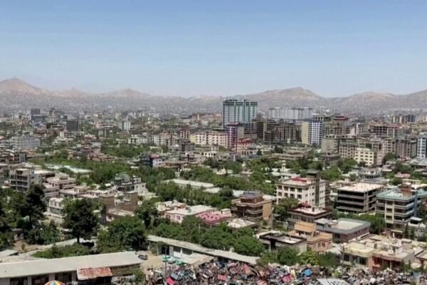 خبرگزاری بانو: دولت استرالیا در تازه‌ترین توصیه سفر خود از شهروندانش خواسته است که «به هیچ دلیلی» به افغانستان سفر نکنند و این کشور را «بسیار خطرناک» توصیف کرده است. در این هشدار که در وب‌سایت رسمی وزارت امور خارجه و تجارت استرالیا منتشر شده، تأکید شده است که سفر به افغانستان حتی برای دیدارهای خانوادگی یا مراسم شخصی نیز به‌طور کامل غیرقابل توصیه است. دولت استرالیا همچنین گفته است این هشدار شامل همه شهروندان، از جمله دوتابعیتی‌ها می‌شود و به دلیل خطرهای جدی امنیتی صادر شده است. در این توصیه آمده است که شهروندان استرالیایی در افغانستان در گذشته زخمی، کشته یا بازداشت شده‌اند و خدمات قنسولی در این کشور بسیار محدود است. این هشدار در حالی منتشر شده که پیش‌تر گزارش‌هایی از کشته شدن یک شهروند دوتابعیتی افغانستان و استرالیا در ولایت غزنی نیز منتشر شده بود.