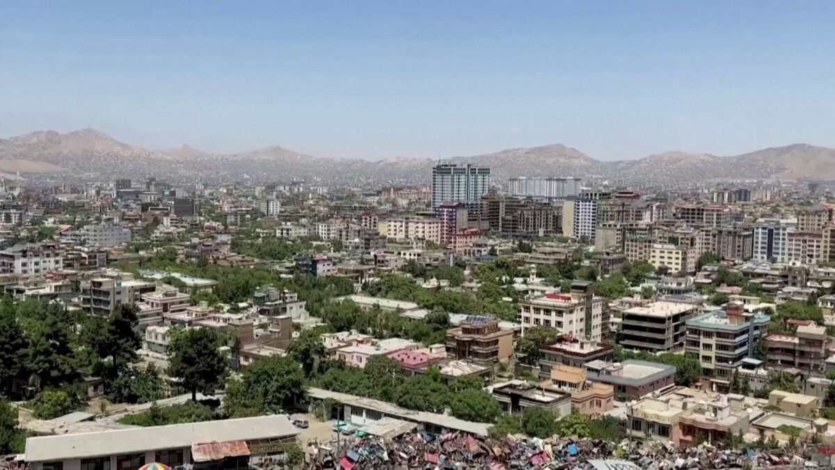 خبرگزاری بانو: دولت استرالیا در تازه‌ترین توصیه سفر خود از شهروندانش خواسته است که «به هیچ دلیلی» به افغانستان سفر نکنند و این کشور را «بسیار خطرناک» توصیف کرده است. در این هشدار که در وب‌سایت رسمی وزارت امور خارجه و تجارت استرالیا منتشر شده، تأکید شده است که سفر به افغانستان حتی برای دیدارهای خانوادگی یا مراسم شخصی نیز به‌طور کامل غیرقابل توصیه است. دولت استرالیا همچنین گفته است این هشدار شامل همه شهروندان، از جمله دوتابعیتی‌ها می‌شود و به دلیل خطرهای جدی امنیتی صادر شده است. در این توصیه آمده است که شهروندان استرالیایی در افغانستان در گذشته زخمی، کشته یا بازداشت شده‌اند و خدمات قنسولی در این کشور بسیار محدود است. این هشدار در حالی منتشر شده که پیش‌تر گزارش‌هایی از کشته شدن یک شهروند دوتابعیتی افغانستان و استرالیا در ولایت غزنی نیز منتشر شده بود.