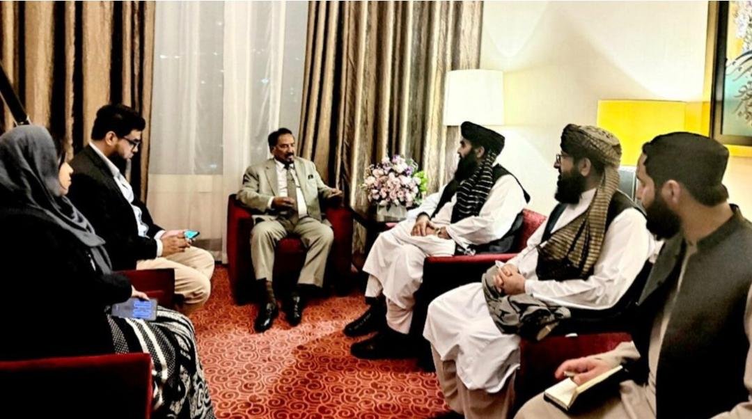 متقی در تهران با رئیس پارلمان بنگله‌دیش درباره گسترش روابط تجاری گفت‌وگو کرد خبرگزاری بانو : امیرخان متقی، سرپرست وزارت امور خارجه طالبان، در حاشیه سفرش به تهران با حافظ‌الدین احمد، رئیس پارلمان بنگله‌دیش، درباره توسعه روابط دوجانبه، به‌ویژه همکاری‌های بازرگانی، گفت‌وگو کرده است. وزارت امور خارجه طالبان در خبرنامه‌ای اعلام کرد که محور اصلی این دیدار، بررسی روابط دوجانبه افغانستان و بنگله‌دیش، به‌ویژه گسترش مناسبات تجاری، بوده است. بر اساس این خبرنامه، متقی روابط بازرگانی میان افغانستان و بنگله‌دیش را «قابل توجه» توصیف کرده و بر بهره‌گیری از آنچه «فرصت‌های موجود» خوانده، برای تقویت همکاری‌های اقتصادی میان دو طرف تأکید کرده است. در این خبرنامه همچنین آمده است که حافظ‌الدین احمد روابط دو کشور را دیرینه خوانده و گسترش همکاری‌های تجاری هم‌زمان با روند بازسازی اقتصادی افغانستان را فرصتی ارزشمند برای هر دو کشور دانسته است. با این حال، پارلمان و دولت بنگله‌دیش تاکنون درباره این دیدار یا جزئیات آن به‌صورت رسمی اظهارنظری نکرده‌اند. این دیدار در شرایطی انجام می‌شود که طالبان در ماه‌های اخیر تلاش کرده‌اند روابط تجاری خود را با کشورهای منطقه گسترش دهند. این در حالی است که از اواخر سال گذشته خورشیدی، تنش‌های میان طالبان و پاکستان موجب اختلال در روابط تجاری دو طرف شده و گذرگاه‌های مرزی بارها با محدودیت یا انسداد مواجه شده‌اند. همچنین، افزایش تنش‌ها در خاورمیانه و درگیری‌های میان ایران، ایالات متحده و اسرائیل نیز روند تجارت افغانستان با کشورهای منطقه، به‌ویژه در بخش واردات مواد اولیه و اقلام غذایی، را با چالش‌هایی روبه‌رو کرده است. طالبان در دو سال گذشته تمرکز بیشتری بر توسعه همکاری‌های اقتصادی با کشورهای آسیای مرکزی و دیگر کشورهای منطقه داشته‌اند و در همین راستا نشست‌های متعددی را با حضور مقام‌های منطقه‌ااز جمله در کابل، برگزار کرده‌اند.