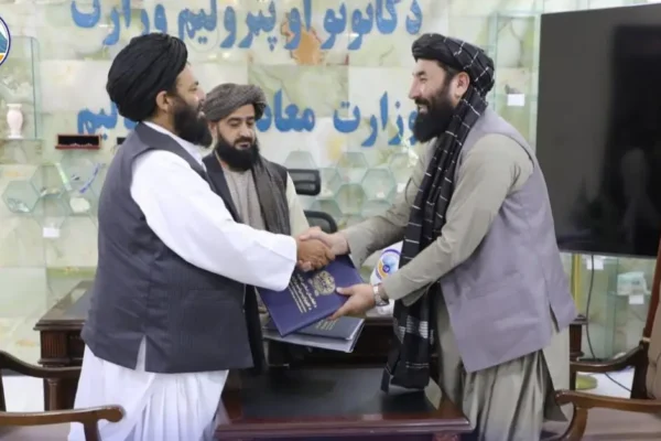قرارداد ۱۵ ساله استخراج بلاک چهارم معدن نمکسار هرات امضا شد خبرگزاری بانو: وزارت معادن و پترولیم طالبان اعلام کرده است که قرارداد استخراج بلاک چهارم ساحه «نمکسار» در ولسوالی غوریان ولایت هرات را با شرکت خصوصی «عبدالحمید فیضی» به مدت ۱۵ سال به امضا رسانده است. بر اساس اعلامیه این وزارت که امروز (چهارشنبه، ۱۰ سرطان) منتشر شده، این بلاک شامل ۹.۵۸ کیلومتر مربع از ساحه معدن نمک نمکسار می‌باشد و شرکت قراردادی در آن ۵ میلیون و ۴۹۰ هزار و ۹۵۰ دالر امریکایی سرمایه‌گذاری خواهد کرد. همچنان گفته شده است که قرارداد با نرخ رویالتی هزار و ۵۰۰ افغانی برای هر تُن استخراج امضا شده و شرکت مربوطه ۳۵۰ هزار دالر دیگر را در بخش خدمات اجتماعی نیز هزینه خواهد کرد. وزارت معادن و پترولیم تأکید کرده است که شرکت مکلف به رعایت اصول محیط‌زیستی بوده و این پروژه برای ۱۱۵ نفر به‌گونه مستقیم و غیرمستقیم زمینه کار فراهم می‌سازد. این در حالی است که طالبان پیش از این نیز در ماه‌های حمل و ثور قراردادهای استخراج بلاک‌های سوم و پنجم معدن نمکسار را با شرکت‌های خصوصی دیگر امضا کرده بودند. با این حال، روند واگذاری معادن کشور از سوی طالبان با انتقادهایی روبه‌رو است و برخی جریان‌های سیاسی این اقدامات را «تاراج منابع طبیعی» عنوان می‌کنند.