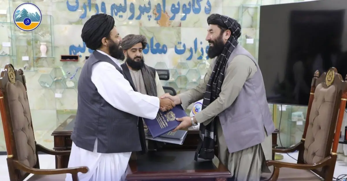قرارداد ۱۵ ساله استخراج بلاک چهارم معدن نمکسار هرات امضا شد خبرگزاری بانو: وزارت معادن و پترولیم طالبان اعلام کرده است که قرارداد استخراج بلاک چهارم ساحه «نمکسار» در ولسوالی غوریان ولایت هرات را با شرکت خصوصی «عبدالحمید فیضی» به مدت ۱۵ سال به امضا رسانده است. بر اساس اعلامیه این وزارت که امروز (چهارشنبه، ۱۰ سرطان) منتشر شده، این بلاک شامل ۹.۵۸ کیلومتر مربع از ساحه معدن نمک نمکسار می‌باشد و شرکت قراردادی در آن ۵ میلیون و ۴۹۰ هزار و ۹۵۰ دالر امریکایی سرمایه‌گذاری خواهد کرد. همچنان گفته شده است که قرارداد با نرخ رویالتی هزار و ۵۰۰ افغانی برای هر تُن استخراج امضا شده و شرکت مربوطه ۳۵۰ هزار دالر دیگر را در بخش خدمات اجتماعی نیز هزینه خواهد کرد. وزارت معادن و پترولیم تأکید کرده است که شرکت مکلف به رعایت اصول محیط‌زیستی بوده و این پروژه برای ۱۱۵ نفر به‌گونه مستقیم و غیرمستقیم زمینه کار فراهم می‌سازد. این در حالی است که طالبان پیش از این نیز در ماه‌های حمل و ثور قراردادهای استخراج بلاک‌های سوم و پنجم معدن نمکسار را با شرکت‌های خصوصی دیگر امضا کرده بودند. با این حال، روند واگذاری معادن کشور از سوی طالبان با انتقادهایی روبه‌رو است و برخی جریان‌های سیاسی این اقدامات را «تاراج منابع طبیعی» عنوان می‌کنند.