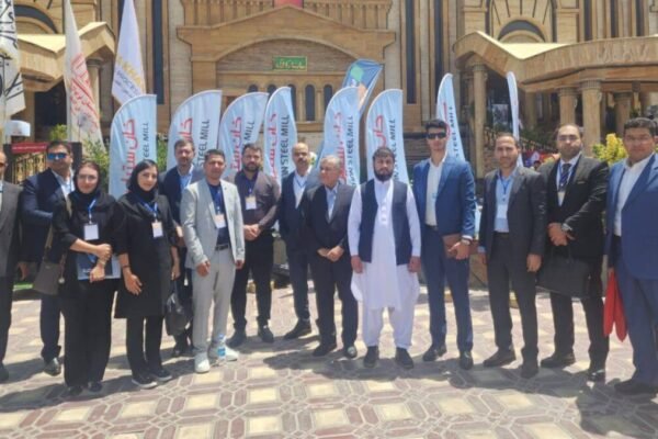 خبرگزاری بانو: سفارت ایران اعلام کرده است که هیئتی از اتاق مشترک بازرگانی ایران و افغانستان برای شرکت در نمایشگاه بین‌المللی هفته صنعت و معدن و گفت‌وگو درباره توسعه همکاری‌های اقتصادی و بازرگانی، به کابل سفر کرده است. سفارت ایران در کابل اعلام کرد که هیئتی از اتاق مشترک بازرگانی ایران و افغانستان برای تقویت همکاری‌های اقتصادی و بازرگانی میان دو کشور وارد کابل شده است. بر اساس خبرنامه سفارت، این هیئت در پنجمین نمایشگاه بین‌المللی هفته صنعت و معدن حضور دارد و در کنار آن، نشست‌های تخصصی با هدف گسترش همکاری‌های تجاری برگزار خواهد کرد. این نمایشگاه روز چهارشنبه، ۱۰ سرطان، در کابل گشایش یافت. کاردار سفارت ایران نیز در مراسم افتتاحیه از بازرگانان ایرانی خواست در افغانستان سرمایه‌گذاری کنند. این سفر در حالی انجام می‌شود که برنامه جهانی غذای سازمان ملل متحد اخیراً اعلام کرده است ایران پس از بسته شدن گذرگاه‌های مرزی با پاکستان، به مهم‌ترین مسیر تجارت افغانستان تبدیل شده و اکنون حدود ۶۰ درصد تجارت این کشور از طریق ایران انجام می‌شود.
