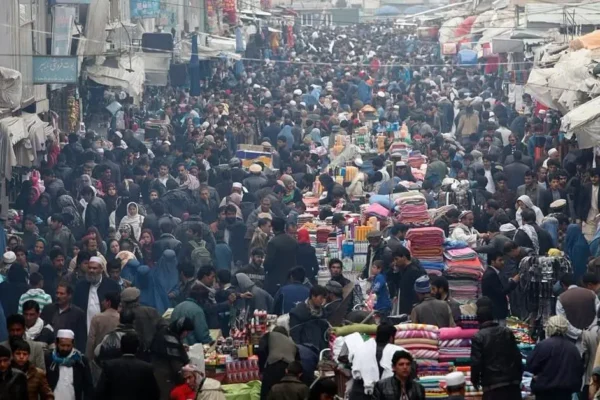 اختلاف ۱۱ میلیونی؛ یوناما و طالبان آمار متفاوتی از جمعیت افغانستان منتشر کردند خبرگزاری بانو: هم‌زمان با روز جهانی جمعیت، دفتر هیأت معاونت سازمان ملل متحد در افغانستان (یوناما) جمعیت کشور را ۴۸.۶ میلیون نفر برآورد کرده، در حالی که اداره احصائیه و معلومات طالبان این رقم را ۳۷.۲ میلیون نفر اعلام کرده است. یوناما روز شنبه، ۲۰ سرطان، اعلام کرد که برآورد می‌شود جمعیت افغانستان در سال ۲۰۲۶ به ۴۸.۶ میلیون نفر برسد. این نهاد تأکید کرد که دسترسی به آمار دقیق جمعیتی، برای برنامه‌ریزی در بخش‌های صحت، برابری جنسیتی، توسعه پایدار و خدمات عمومی ضروری است. در مقابل، اداره عمومی احصائیه و معلومات تحت کنترل طالبان، جمعیت افغانستان در سال ۱۴۰۵ خورشیدی را ۳۷.۲ میلیون نفر برآورد کرده است؛ رقمی که بیش از ۱۱ میلیون نفر کمتر از برآورد سازمان ملل است. بر اساس آمار طالبان، ۵۱ درصد جمعیت کشور را مردان و ۴۹ درصد را زنان تشکیل می‌دهند. همچنین حدود ۷۰ درصد شهروندان در روستاها، ۲۶ درصد در شهرها و چهار درصد به‌صورت کوچی زندگی می‌کنند. این اداره کابل را با ۶.۴ میلیون نفر پرجمعیت‌ترین ولایت و هرات را با ۲.۴ میلیون نفر دومین ولایت پرجمعیت کشور اعلام کرده است. انتشار این آمارهای متفاوت در حالی صورت می‌گیرد که افغانستان تاکنون فاقد یک سرشماری سراسری، جامع و مستقل بوده و همین موضوع، اختلاف در برآورد جمعیت کشور را به یکی از چالش‌های آماری تبدیل کرده است.