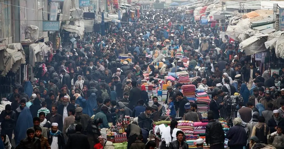 اختلاف ۱۱ میلیونی؛ یوناما و طالبان آمار متفاوتی از جمعیت افغانستان منتشر کردند خبرگزاری بانو: هم‌زمان با روز جهانی جمعیت، دفتر هیأت معاونت سازمان ملل متحد در افغانستان (یوناما) جمعیت کشور را ۴۸.۶ میلیون نفر برآورد کرده، در حالی که اداره احصائیه و معلومات طالبان این رقم را ۳۷.۲ میلیون نفر اعلام کرده است. یوناما روز شنبه، ۲۰ سرطان، اعلام کرد که برآورد می‌شود جمعیت افغانستان در سال ۲۰۲۶ به ۴۸.۶ میلیون نفر برسد. این نهاد تأکید کرد که دسترسی به آمار دقیق جمعیتی، برای برنامه‌ریزی در بخش‌های صحت، برابری جنسیتی، توسعه پایدار و خدمات عمومی ضروری است. در مقابل، اداره عمومی احصائیه و معلومات تحت کنترل طالبان، جمعیت افغانستان در سال ۱۴۰۵ خورشیدی را ۳۷.۲ میلیون نفر برآورد کرده است؛ رقمی که بیش از ۱۱ میلیون نفر کمتر از برآورد سازمان ملل است. بر اساس آمار طالبان، ۵۱ درصد جمعیت کشور را مردان و ۴۹ درصد را زنان تشکیل می‌دهند. همچنین حدود ۷۰ درصد شهروندان در روستاها، ۲۶ درصد در شهرها و چهار درصد به‌صورت کوچی زندگی می‌کنند. این اداره کابل را با ۶.۴ میلیون نفر پرجمعیت‌ترین ولایت و هرات را با ۲.۴ میلیون نفر دومین ولایت پرجمعیت کشور اعلام کرده است. انتشار این آمارهای متفاوت در حالی صورت می‌گیرد که افغانستان تاکنون فاقد یک سرشماری سراسری، جامع و مستقل بوده و همین موضوع، اختلاف در برآورد جمعیت کشور را به یکی از چالش‌های آماری تبدیل کرده است.