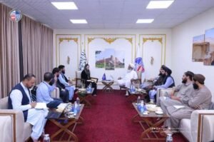 طالبان: کمک‌های اضطراری کافی نیست؛ پروژه‌های زیربنایی در اولویت قرار گیرد خبرگزاری بانو: نورالدین ترابی، رئیس اداره آمادگی مبارزه با حوادث طالبان، از سازمان بین‌المللی مهاجرت (آی‌او‌ام) خواست به‌جای تمرکز بر کمک‌های اضطراری، پروژه‌های زیربنایی و پیشگیری از حوادث را با هماهنگی این اداره در افغانستان اجرا کند. نورالدین ترابی، رئیس اداره آمادگی مبارزه با حوادث طالبان، روز پنج‌شنبه در دیدار با میا پارک، رئیس دفتر سازمان بین‌المللی مهاجرت (آی‌او‌ام)، تأکید کرد که کمک‌های اضطراری مانند توزیع بسته‌های غذایی به‌تنهایی برای کاهش پیامدهای حوادث طبیعی کافی نیست. او از نهادهای امدادرسان خواست پروژه‌های زیربنایی و پیشگیرانه را که از سوی این اداره تعیین شده، با هماهنگی طالبان اجرا کنند و گفت این پروژه‌ها در کاهش خسارات ناشی از سیلاب، رانش زمین و دیگر حوادث طبیعی، اثرات ماندگارتری دارند. ترابی همچنین بر حفظ کیفیت پروژه‌ها تأکید کرد و افزود، با توجه به شناسایی مناطق آسیب‌پذیر از سوی اداره مبارزه با حوادث طالبان، اجرای هرگونه پروژه پیشگیرانه باید با هماهنگی این اداره انجام شود. در مقابل، میا پارک اعلام کرد که حدود ۹۰ درصد از ۷۳ پروژه اجراشده آی‌او‌ام در افغانستان با برنامه‌ها و اولویت‌های اداره مبارزه با حوادث طالبان همسو بوده است. او افزود این سازمان تلاش می‌کند پروژه‌های آینده را نیز بر اساس اولویت‌های تعیین‌شده اجرا کند و در کنار آن، طرح آموزش داوطلبان مدیریت حوادث را نیز در صورت موفقیت به سراسر افغانستان گسترش دهد. این دیدار در حالی برگزار شد که افغانستان در سال‌های اخیر بارها با سیلاب، خشکسالی، رانش زمین و دیگر پیامدهای تغییرات اقلیمی روبه‌رو بوده و نهادهای بین‌المللی بر سرمایه‌گذاری در پروژه‌های پیشگیرانه برای کاهش خسارات ناشی از حوادث طبیعی تأکید کرده‌اند.