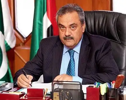 نماینده پیشین پاکستان: طالبان تا مهار گروه‌های مسلح به رسمیت شناخته نمی‌شوند خبرگزاری بانو: آصف درانی، نماینده ویژه پیشین پاکستان در امور افغانستان، می‌گوید تا زمانی که گروه‌های مسلح از خاک افغانستان علیه کشورهای همسایه فعالیت کنند، حکومت طالبان از به‌رسمیت‌شناخته‌شدن و عادی‌سازی روابط با جامعه جهانی محروم خواهد ماند. آصف درانی، نماینده ویژه پیشین پاکستان در امور افغانستان، در مقاله‌ای تحلیلی که روز شنبه ۲۷ سرطان در روزنامه دان منتشر شد، نوشته است که حضور گروه‌های مسلح، از جمله تحریک طالبان پاکستان (تی‌تی‌پی)، داعش خراسان، جنبش اسلامی ترکستان شرقی، جنبش اسلامی اوزبیکستان و ارتش آزادی‌بخش بلوچستان، یکی از عوامل اصلی ادامه انزوای بین‌المللی افغانستان است. او تأکید کرده است که پاکستان حق دارد از طالبان بخواهد مانع فعالیت این گروه‌ها از خاک افغانستان شوند و تا زمانی که این وضعیت ادامه داشته باشد، حکومت طالبان به رسمیت شناخته نخواهد شد. درانی همچنین سیاست‌های داخلی طالبان را از عوامل اصلی تشدید بحران اقتصادی و انسانی افغانستان دانسته و گفته است که با وجود پایان جنگ، این گروه نتوانسته زمینه رشد اقتصادی، اشتغال و بهبود زندگی شهروندان را فراهم کند. او افزوده است که ممنوعیت آموزش دختران و کار زنان، سرمایه انسانی افغانستان را تضعیف کرده و فقر را به یکی از بزرگ‌ترین چالش‌های کشور تبدیل کرده است. نماینده پیشین پاکستان با استناد به گزارش بانک جهانی و آمار سازمان ملل متحد نوشته است که حدود ۲۲ میلیون افغانستانی در سال ۲۰۲۶ میلادی به کمک‌های بشردوستانه نیاز خواهند داشت و میلیون‌ها نفر دیگر با ناامنی شدید غذایی روبه‌رو خواهند بود. درانی در پایان تأکید کرده است که علاوه بر تحریم‌ها و کاهش کمک‌های بین‌المللی، سیاست‌های داخلی طالبان نیز نقش مهمی در تشدید بحران اقتصادی و تداوم انزوای افغانستان داشته است.