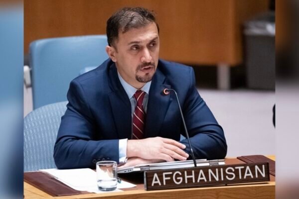 نصیراحمد فایق: زنان بازداشت‌شده توسط طالبان قربانی خشونت جنسی و جسمی شده‌اند خبرگزاری بانو: نصیراحمد فایق، سرپرست نمایندگی افغانستان در سازمان ملل متحد، می‌گوید گزارش‌های مستندی وجود دارد که نشان می‌دهد شماری از زنان و دختران بازداشت‌شده به اتهام «بی‌حجابی» در بازداشت طالبان، قربانی خشونت جسمی، جنسی و حتی فشار برای ازدواج اجباری شده‌اند. نصیراحمد فایق، سرپرست نمایندگی افغانستان در سازمان ملل متحد، روز یک‌شنبه، ۲۸ سرطان با نشر پیامی در شبکه ایکس اعلام کرد که گزارش‌های مستند و تکان‌دهنده‌ای از ولایت‌های مختلف، به‌ویژه هرات، درباره سوءاستفاده از قدرت توسط اعضای استخبارات و وزارت امر به معروف طالبان منتشر شده است. او گفت براساس این گزارش‌ها، شماری از زنان و دختران پس از بازداشت به بهانه «بی‌حجابی»، در دوران بازداشت با خشونت جسمی و جنسی روبه‌رو شده‌اند. به گفته فایق، گزارش‌هایی نیز وجود دارد که نشان می‌دهد برخی از این زنان و خانواده‌هایشان برای پذیرش ازدواج‌های اجباری تحت فشار قرار گرفته‌اند. فایق با انتقاد از عملکرد طالبان پرسید آیا رهبری این گروه از چنین رفتارهایی آگاه است یا این اقدامات با رضایت و هدایت آنان انجام می‌شود. او افزود ادامه فرهنگ معافیت از مجازات، بی‌اعتمادی عمومی و نارضایتی مردم را افزایش خواهد داد. پیش از این نیز ریچارد بنت، گزارشگر ویژه حقوق بشر سازمان ملل در امور افغانستان، در گزارش خود در جدی ۱۴۰۲ (جنوری ۲۰۲۴) اعلام کرده بود که برخی از زنان بازداشت‌شده به اتهام «بی‌حجابی» در زندان‌های طالبان مورد تجاوز جنسی قرار گرفته‌اند. طالبان از ۱۶ جوزا موج تازه بازداشت زنان و دختران به بهانه رعایت نکردن پوشش مورد نظر این گروه را آغاز کرده‌اند؛ اقدامی که با اعتراض شماری از باشندگان هرات روبه‌رو شد و به گفته منابع، همچنان ادامه دارد.