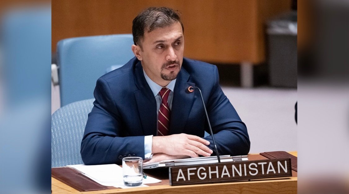 نصیراحمد فایق: زنان بازداشت‌شده توسط طالبان قربانی خشونت جنسی و جسمی شده‌اند خبرگزاری بانو: نصیراحمد فایق، سرپرست نمایندگی افغانستان در سازمان ملل متحد، می‌گوید گزارش‌های مستندی وجود دارد که نشان می‌دهد شماری از زنان و دختران بازداشت‌شده به اتهام «بی‌حجابی» در بازداشت طالبان، قربانی خشونت جسمی، جنسی و حتی فشار برای ازدواج اجباری شده‌اند. نصیراحمد فایق، سرپرست نمایندگی افغانستان در سازمان ملل متحد، روز یک‌شنبه، ۲۸ سرطان با نشر پیامی در شبکه ایکس اعلام کرد که گزارش‌های مستند و تکان‌دهنده‌ای از ولایت‌های مختلف، به‌ویژه هرات، درباره سوءاستفاده از قدرت توسط اعضای استخبارات و وزارت امر به معروف طالبان منتشر شده است. او گفت براساس این گزارش‌ها، شماری از زنان و دختران پس از بازداشت به بهانه «بی‌حجابی»، در دوران بازداشت با خشونت جسمی و جنسی روبه‌رو شده‌اند. به گفته فایق، گزارش‌هایی نیز وجود دارد که نشان می‌دهد برخی از این زنان و خانواده‌هایشان برای پذیرش ازدواج‌های اجباری تحت فشار قرار گرفته‌اند. فایق با انتقاد از عملکرد طالبان پرسید آیا رهبری این گروه از چنین رفتارهایی آگاه است یا این اقدامات با رضایت و هدایت آنان انجام می‌شود. او افزود ادامه فرهنگ معافیت از مجازات، بی‌اعتمادی عمومی و نارضایتی مردم را افزایش خواهد داد. پیش از این نیز ریچارد بنت، گزارشگر ویژه حقوق بشر سازمان ملل در امور افغانستان، در گزارش خود در جدی ۱۴۰۲ (جنوری ۲۰۲۴) اعلام کرده بود که برخی از زنان بازداشت‌شده به اتهام «بی‌حجابی» در زندان‌های طالبان مورد تجاوز جنسی قرار گرفته‌اند. طالبان از ۱۶ جوزا موج تازه بازداشت زنان و دختران به بهانه رعایت نکردن پوشش مورد نظر این گروه را آغاز کرده‌اند؛ اقدامی که با اعتراض شماری از باشندگان هرات روبه‌رو شد و به گفته منابع، همچنان ادامه دارد.