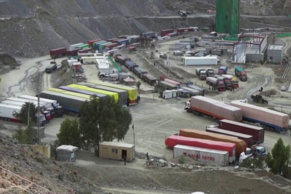 تجارت ترانزیتی افغانستان از مسیر پاکستان ۹۳ درصد کاهش یافته است خبرگزاری بانو: روزنامه پاکستانی دان به نقل از بانک جهانی و تحلیلگران اقتصادی گزارش داده است که تجارت ترانزیتی افغانستان از مسیر پاکستان در سال مالی ۲۰۲۶ نسبت به سال ۲۰۲۱، حدود ۹۳ درصد کاهش یافته و هم‌زمان وابستگی افغانستان به مسیرهای ترانزیتی ایران و آسیای مرکزی افزایش پیدا کرده است. روزنامه پاکستانی دان به نقل از بخش نظارت بر افغانستان بانک جهانی و تحلیلگران اقتصادی گزارش داده است که تجارت ترانزیتی افغانستان از مسیر پاکستان در سال مالی ۲۰۲۶ با کاهش چشمگیر ۹۳ درصدی روبه‌رو شده است. بر اساس این گزارش، شمار محموله‌های ترانزیتی افغانستان از مسیر پاکستان در سال مالی ۲۰۲۶ به ۱۱ هزار و ۵۹۲ کانتینر رسیده، در حالی که این رقم در سال مالی ۲۰۲۱، پیش از بازگشت طالبان به قدرت، نزدیک به ۸۹ هزار کانتینر بود. گزارش می‌افزاید که هرچند پاکستان در میزان ۱۴۰۴ (اکتبر ۲۰۲۵) به دلیل نگرانی‌های امنیتی مرز دیورند را بست، اما روند کاهش تجارت پیش از آن آغاز شده بود. به گفته تحلیلگران، طالبان از مدت‌ها قبل برای کاهش وابستگی به بنادر پاکستان، مسیرهای تجاری از طریق ایران و آسیای مرکزی را گسترش داده‌اند. بر بنیاد این گزارش، تجارت ترانزیتی افغانستان پس از بازگشت طالبان در ابتدا افزایش یافت و در سال مالی ۲۰۲۳ به بیش از ۱۰۲ هزار کانتینر رسید، اما پس از آن روندی نزولی پیدا کرد و در سال‌های بعد به‌طور پیوسته کاهش یافت. گزارش همچنین نشان می‌دهد که ایران اکنون به بزرگ‌ترین شریک وارداتی افغانستان تبدیل شده و بیش از ۳۱ درصد واردات کشور از ایران انجام می‌شود. همچنین نزدیک به ۴۹ درصد واردات افغانستان از مسیرهای مستقیم و ترانزیتی ایران صورت می‌گیرد. از سوی دیگر، صادرات ترانزیتی افغانستان از مسیر پاکستان نیز تقریباً متوقف شده است؛ به‌گونه‌ای که ارزش آن از ۴۵۴ میلیون دالر در سال مالی ۲۰۲۵ به تنها هفت میلیون دالر در سال مالی ۲۰۲۶ کاهش یافته است. تحلیلگران هشدار می‌دهند که هرچند استفاده از مسیرهای بدیل، وابستگی افغانستان به پاکستان را کاهش داده، اما طولانی‌تر شدن مسیرهای انتقال، هزینه واردات کالا را افزایش داده و موجب گران‌تر شدن مواد غذایی، دارو و سایر کالاهای اساسی، به‌ویژه در ولایت‌های شرقی و جنوبی کشور، شده است. همچنین این روند بر درآمد هزاران راننده، شرکت‌های حمل‌ونقل و فعالان بخش ترانزیت نیز تأثیر منفی گذاشته است.
